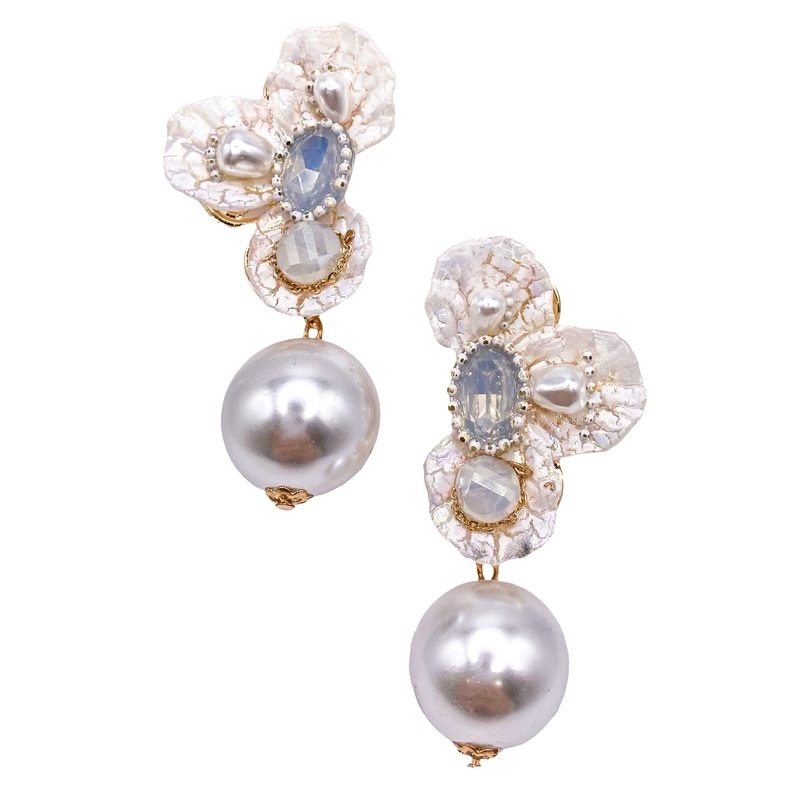 Throwing Petals Earrings|White