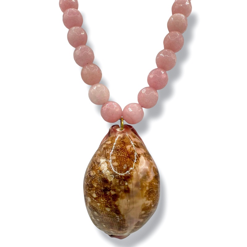 1960s Map Of The World Cowrie Shell 1960s Agate Bead Necklace