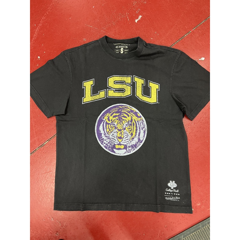 MNLU1154  LSU EMBLEM TEE|S|M|L|XL|XXL