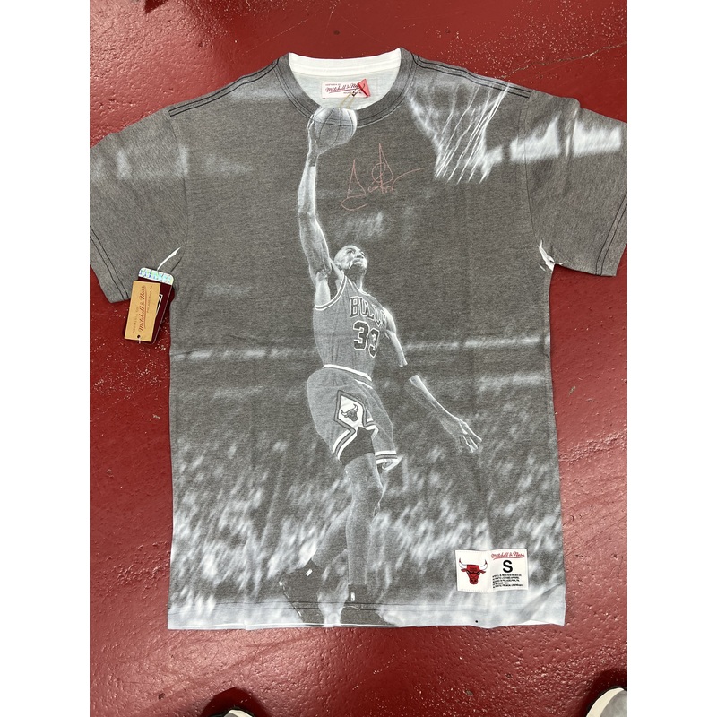 MNCG3401 MNN ABOVE THE RIM BULLS TEE