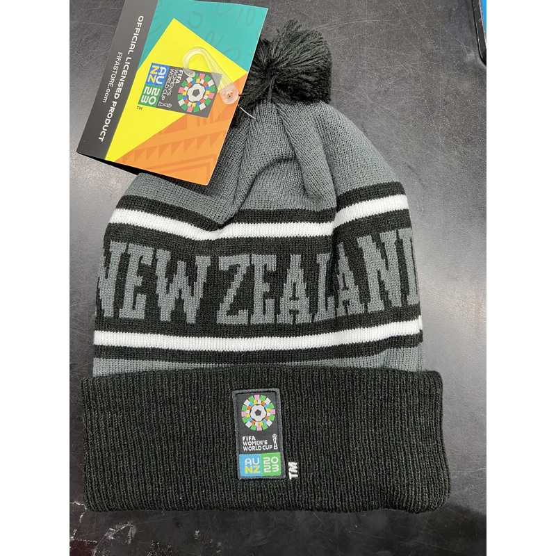 137845NZ NZ BEANIE POM POM