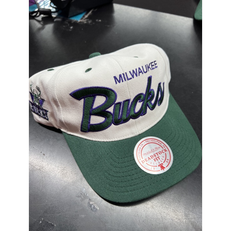 MNMB22355 BUCKS SCRIPT CAP