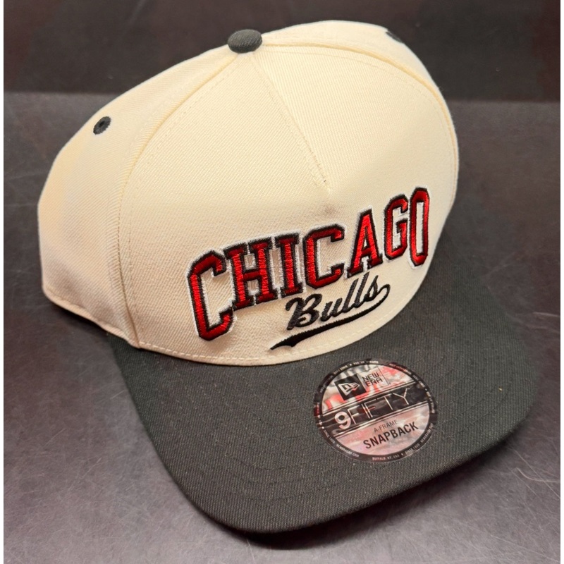 60670128 NE SCRIPT BULLS CAP